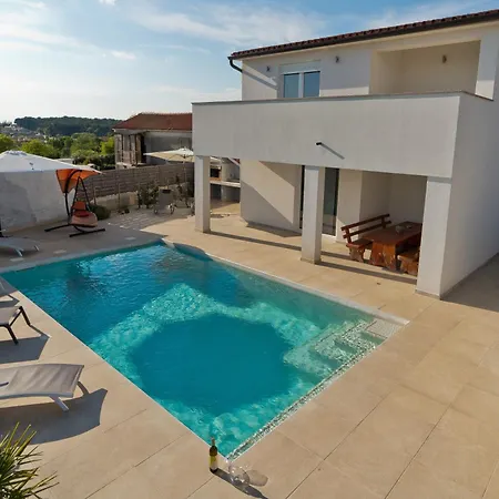 Luka With A Pool, Situated In Pula