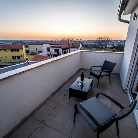 Luka Mit Pool, Gelegen In Pula